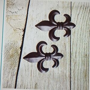 Lovely set of 2 Fleur di Lis Metal wall decor. NWT!